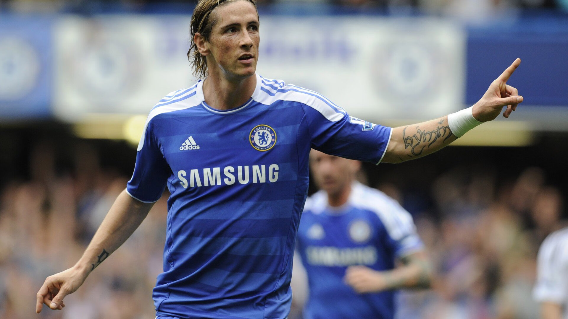 欧冠冠军巡游：曼彻斯特街头蓝海涌动 球迷高唱队歌